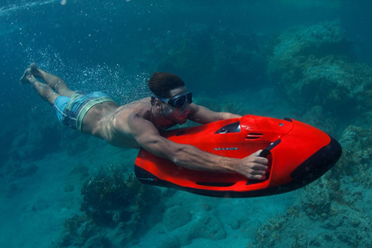 Enjoy the seabob under water